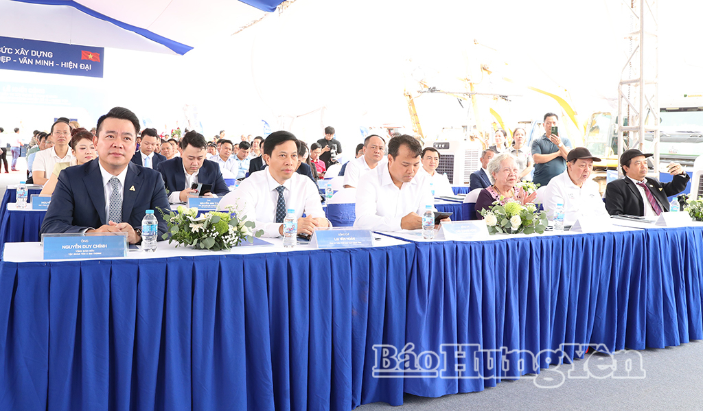 Các đại biểu dự lễ khởi công.