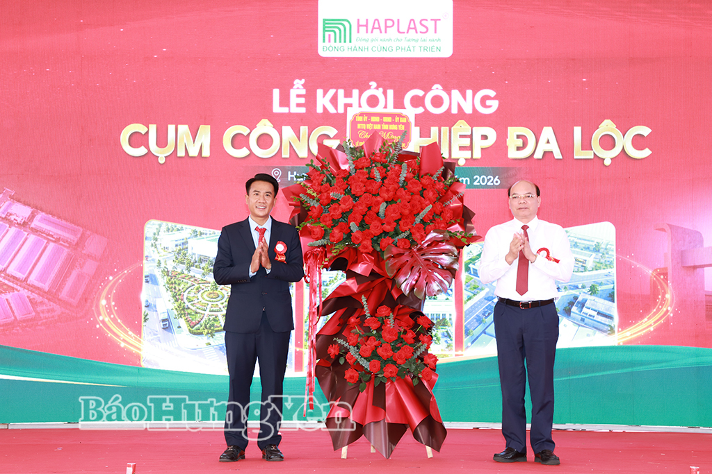 Đồng chí Đặng Thanh Giang, Ủy viên Ban Thường vụ Tỉnh ủy, Phó Chủ tịch HĐND tỉnh tặng hoa chúc mừng tại lễ khởi công.