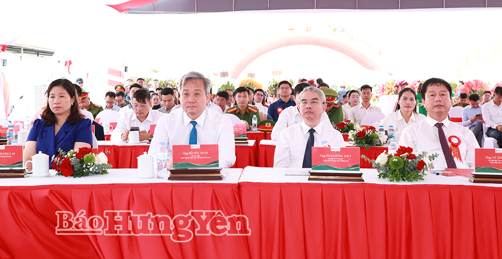 Đồng chí Đặng Thanh Giang, Ủy viên Ban Thường vụ Tỉnh ủy, Phó Chủ tịch HĐND tỉnh và các đại biểu dự lễ khởi công.