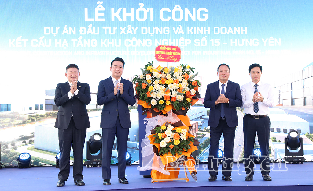 Đồng chí Trần Quốc Văn, Phó Bí thư Tỉnh ủy, Chủ tịch HĐND tỉnh và lãnh đạo UBND tỉnh tặng hoa chức mừng chủ đầu tư tại lễ khởi công.