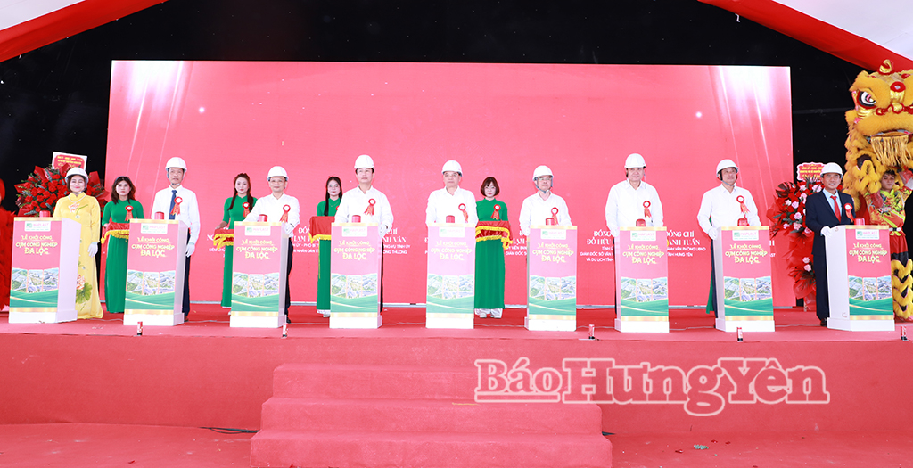 Đồng chí Đặng Thanh Giang, Ủy viên Ban Thường vụ Tỉnh ủy, Phó Chủ tịch HĐND tỉnh và các đại biểu thực hiện nghi thức bấm nút khởi công dự án.