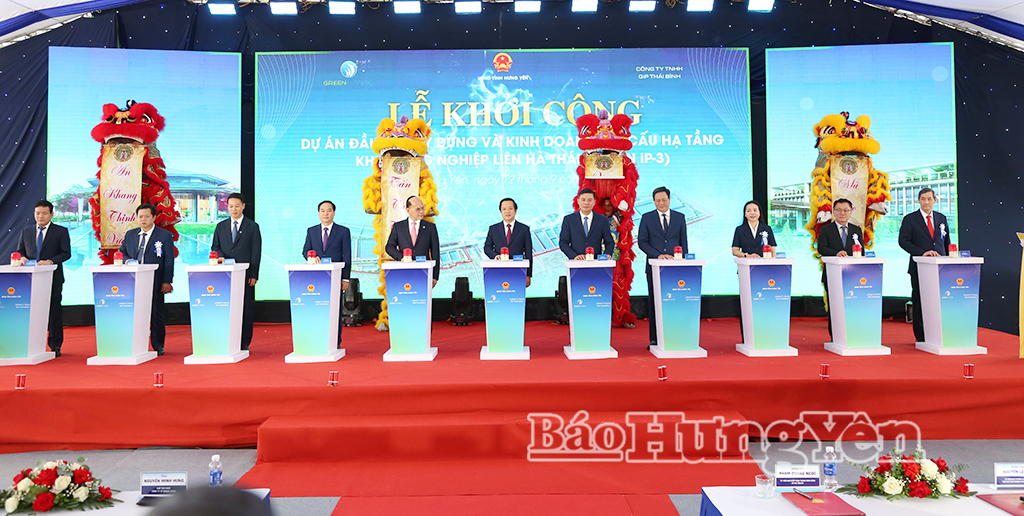 Đồng chí Phạm Quang Ngọc, Ủy viên Ban Chấp hành Trung ương Đảng, Bí thư Tỉnh ủy và các đại biểu thực hiện nghi thức khởi công Dự án đầu tư xây dựng và kinh doanh kết cấu hạ tầng khu công nghiệp Liên Hà Thái  (Green iP-3).