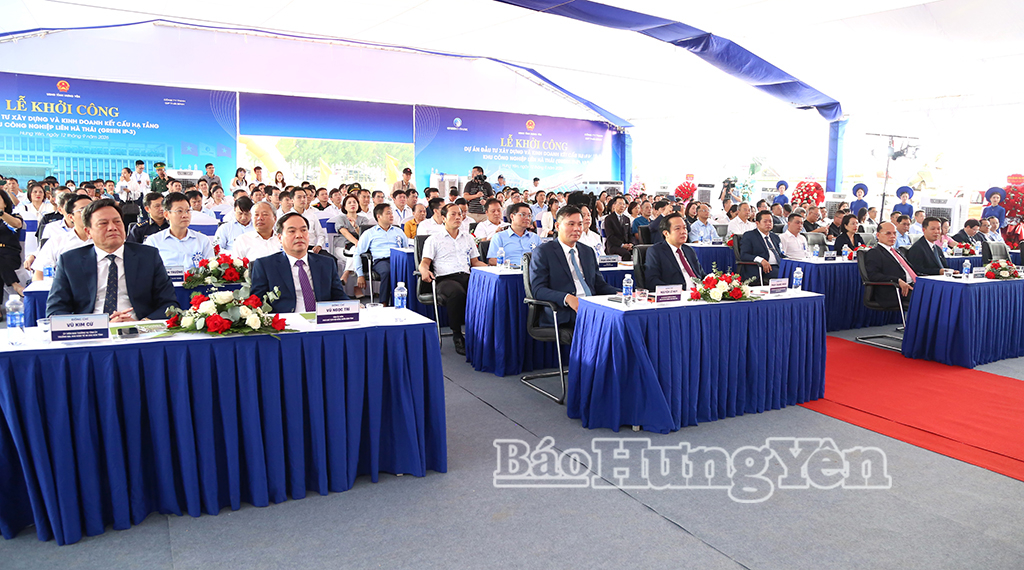 Đồng chí Phạm Quang Ngọc, Ủy viên Ban Chấp hành Trung ương Đảng, Bí thư Tỉnh ủy và các đại biểu dự lễ khởi công Dự án đầu tư xây dựng và kinh doanh kết cấu hạ tầng khu công nghiệp Liên Hà Thái  (Green iP-3).