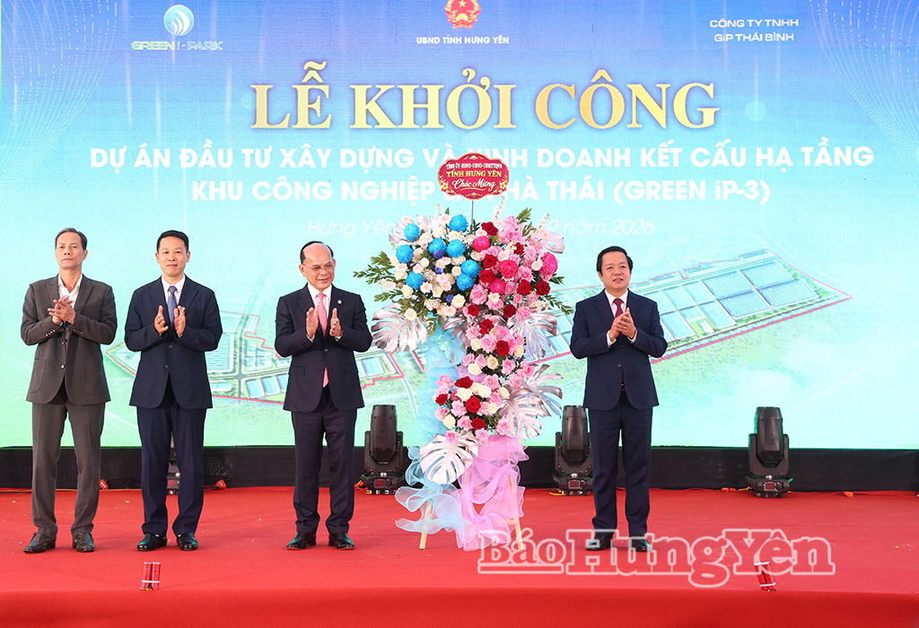 Đồng chí Phạm Quang Ngọc, Ủy viên Ban Chấp hành Trung ương Đảng, Bí thư Tỉnh ủy tặng hoa chúc mừng.