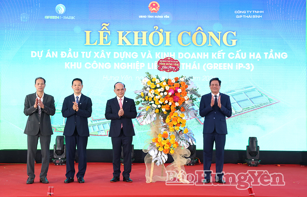 Đồng chí Vũ Kim Cứ, Ủy viên Ban Thường vụ Tỉnh ủy, Trưởng ban Quản lý Khu kinh tế và các khu công nghiệp tỉnh tặng hoa chúc mừng.