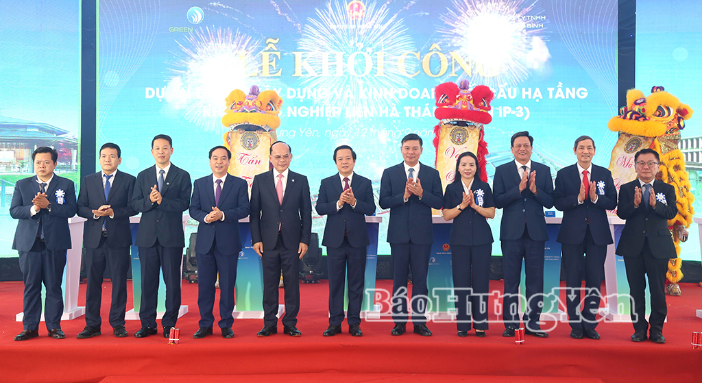 Đồng chí Phạm Quang Ngọc, Ủy viên Ban Chấp hành Trung ương Đảng, Bí thư Tỉnh ủy và các đại biểu chúc mừng lễ khởi công Dự án đầu tư xây dựng và kinh doanh kết cấu hạ tầng khu công nghiệp Liên Hà Thái  (Green iP-3).