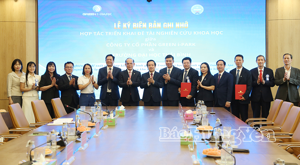 Đồng chí Phạm Quang Ngọc, Ủy viên Ban Chấp hành Trung ương Đảng, Bí thư Tỉnh ủy và các đại biểu chúc mừng lễ ký kết hợp tác giữa Công ty Cổ phần Green i-Park với các đối tác.