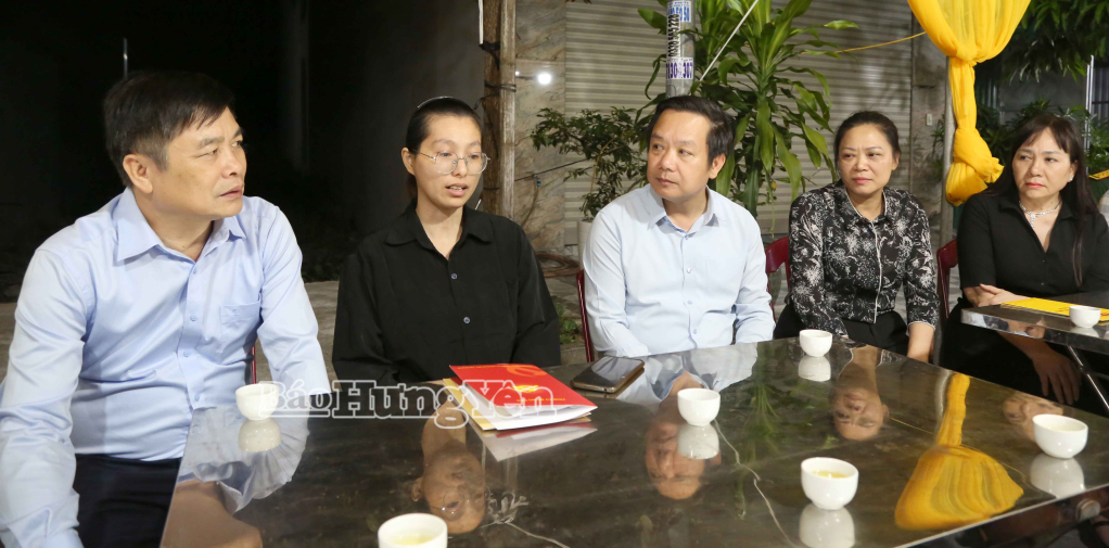 Các đồng chí: Phạm Quang Ngọc, Ủy viên Ban Chấp hành Trung ương Đảng, Bí thư Tỉnh ủy; Phạm Văn Nghiêm, Phó Chủ tịch UBND tỉnh thăm hỏi, động viên thân nhân Thiếu tá Trần Văn Tùng. Ảnh Trịnh Cường