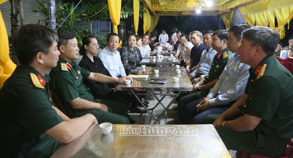 Các đồng chí lãnh đạo tỉnh và Tư lệnh Quân khu 3 thăm hỏi, động viên thân nhân Thiếu tá Trần Văn Tùng. Ảnh Trịnh Cường