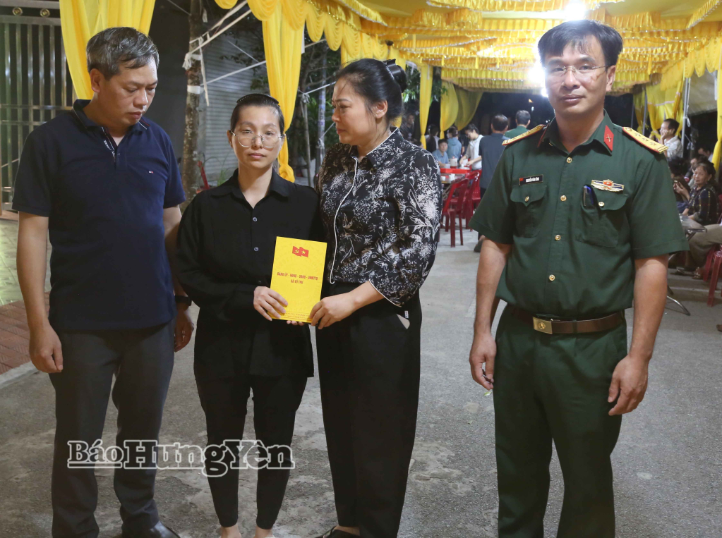 Lãnh đạo xã Vũ Thư động viên, chia buồn cùng thân nhân Thiếu tá Trần Văn Tùng. Ảnh Trịnh Cường