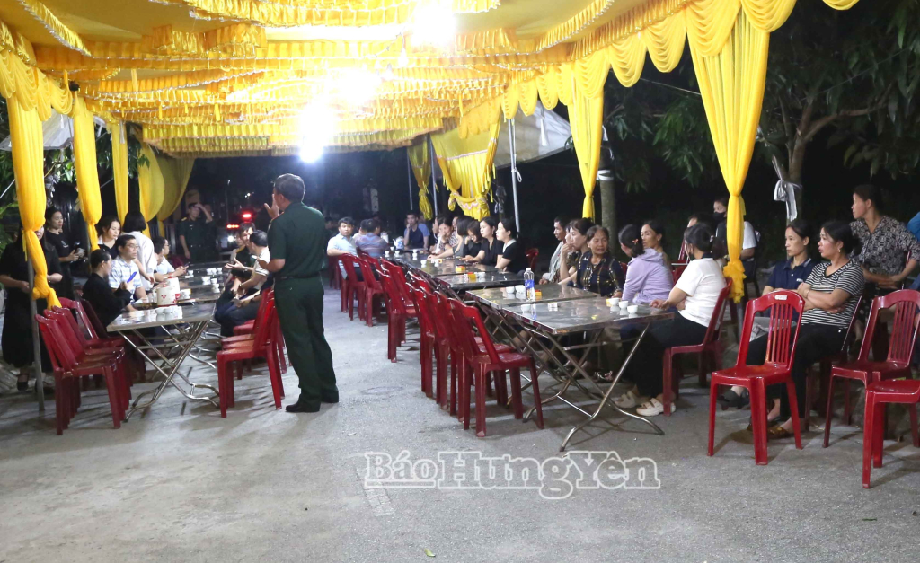 Thân nhân, đồng đội, người dân trong khu dân cư tới động viên, chia sẻ với gia đình Thiếu tá Trần Văn Tùng. Ảnh Trịnh Cường