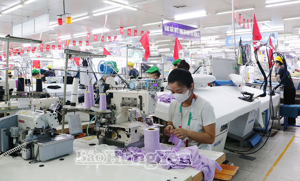 Sản xuất tại Công ty TNHH May Thiên Sơn Hưng Yên (xã Tiên Lữ).
