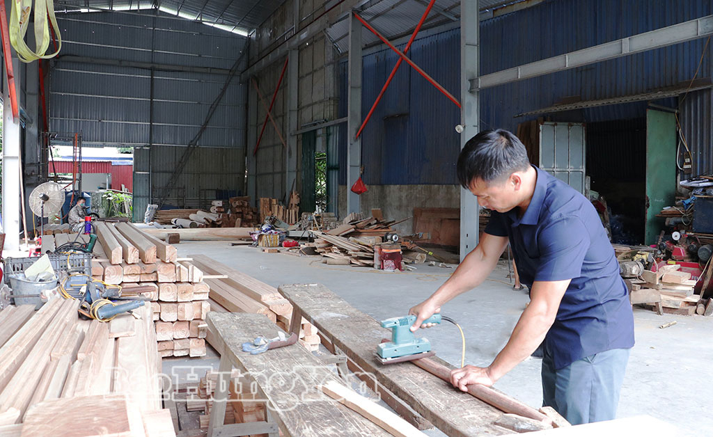  Nhiều hộ dân ở thôn Tân Khai tích cực tham gia làm nghề mộc.
