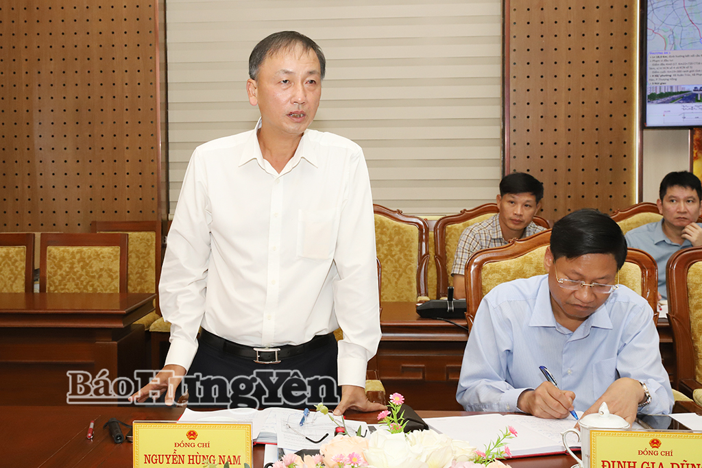  Đồng chí Nguyễn Hùng Nam, Phó Chủ tịch UBND tỉnh phát biểu. 