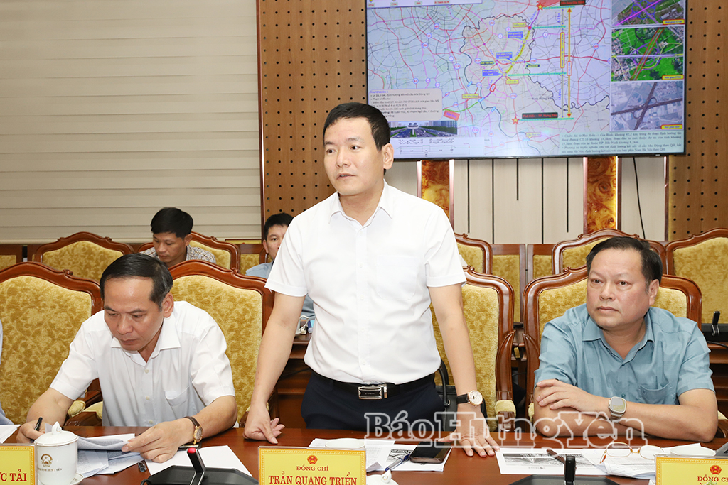 Lãnh đạo Sở Xây dựng phát biểu.