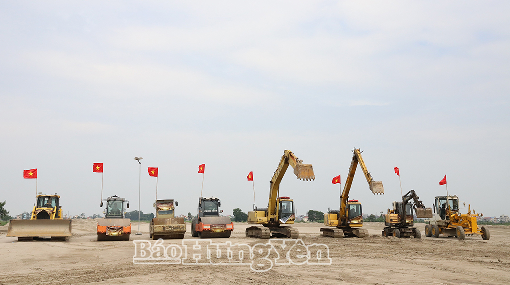 Công ty TNHH Đầu tư Phát triển công nghiệp Quang Vinh cùng với nhà thầu thi công huy động máy móc, nhân lực tổ chức thi công dự án đầu tư xây dựng và kinh doanh kết cấu hạ tầng KCN số 10 - Hưng Yên.