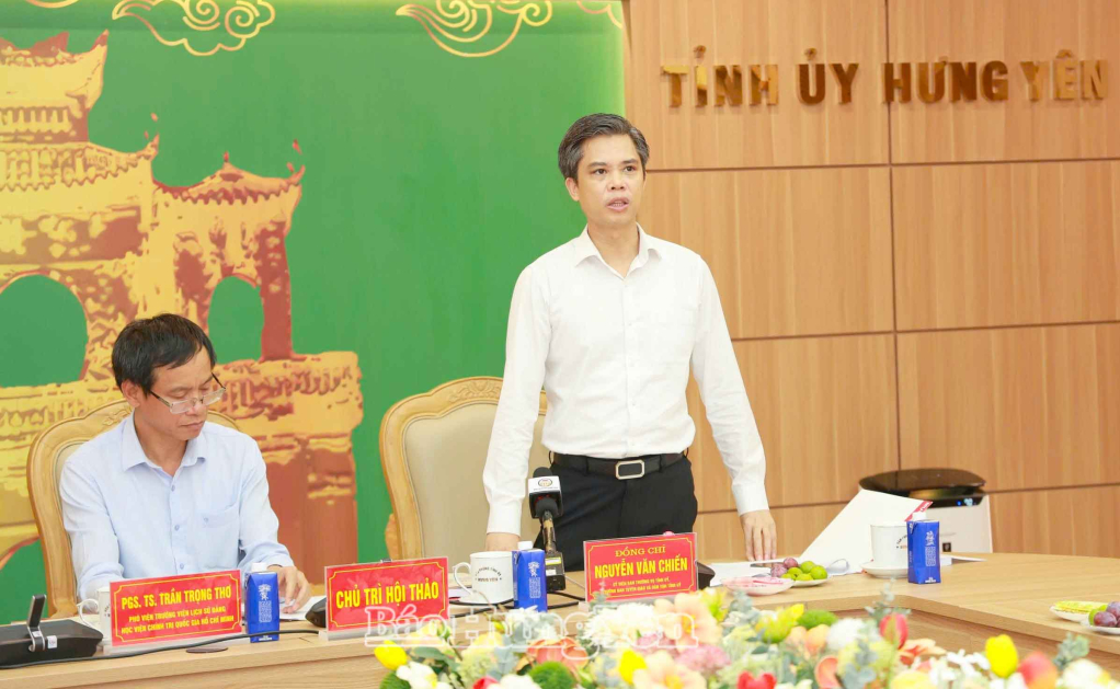 Đồng chí Nguyễn Văn Chiến, Ủy viên Ban Thường vụ Tỉnh ủy, Trưởng ban Tuyên giáo và Dân vận Tỉnh ủy phát biểu đề dẫn tại hội thảo.