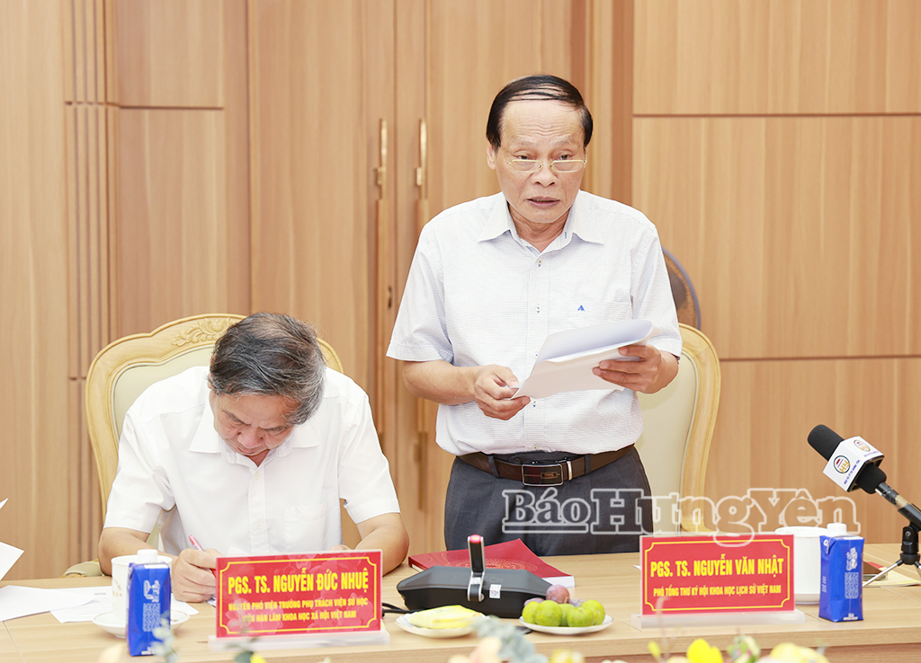 Các đại biểu tham luận tại hội thảo.