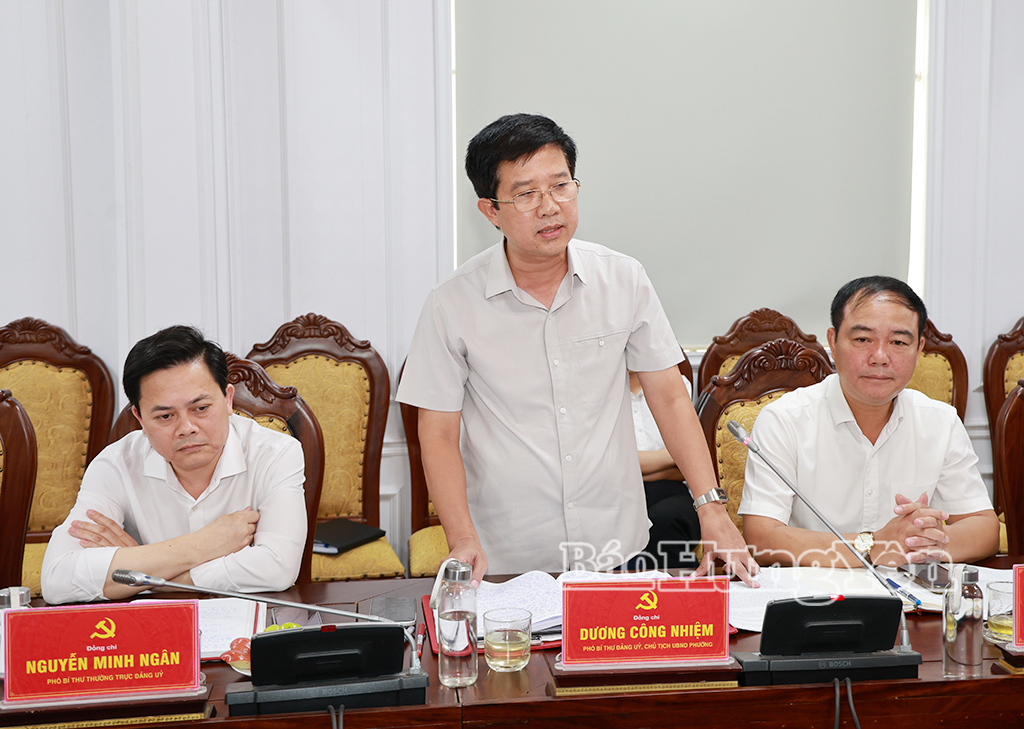 Lãnh đạo phường Sơn Nam báo cáo nội dung tại buổi làm việc.