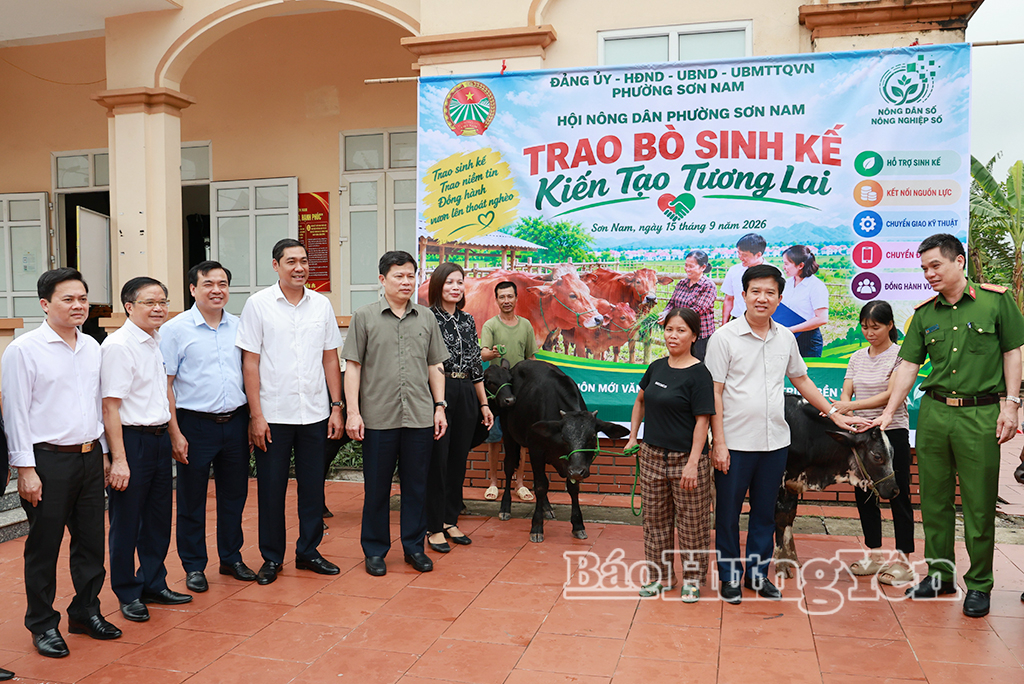 Đồng chí Trần Quốc Toản, Phó Bí thư Thường trực Tỉnh ủy, Chủ tịch Ủy ban MTTQ Việt Nam tỉnh cùng các đại biểu trao bò sinh kế tặng các gia đình có hoàn cảnh khó khăn thuộc tổ dân phố Tân Mỹ (phường Sơn Nam).