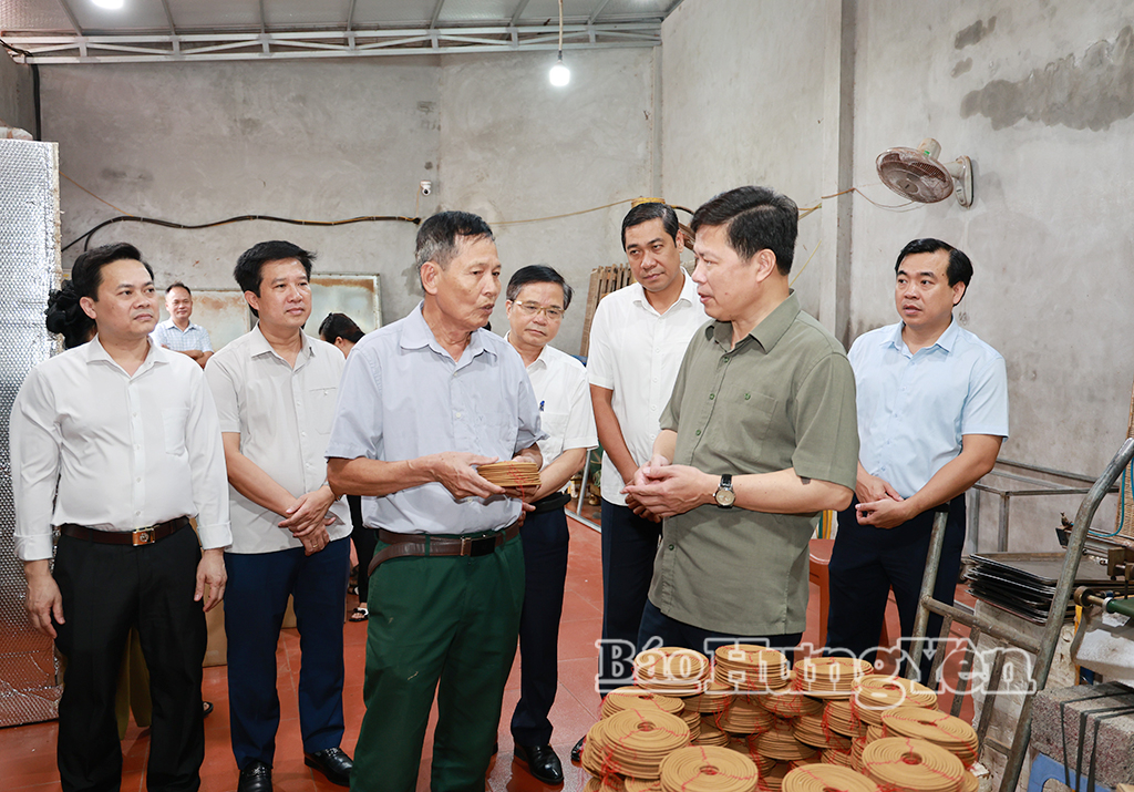 Đồng chí Trần Quốc Toản, Phó Bí thư Thường trực Tỉnh ủy, Chủ tịch Ủy ban MTTQ Việt Nam tỉnh cùng các đại biểu thăm cơ sở sản xuất hương truyền thống tại tổ dân phố Cao (phường Sơn Nam).