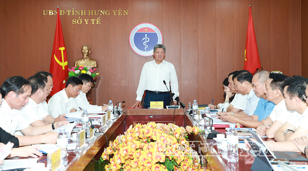 Đồng chí Nguyễn Mạnh Quyền, Phó Bí thư Tỉnh ủy, Chủ tịch UBND tỉnh chủ trì cuộc họp.