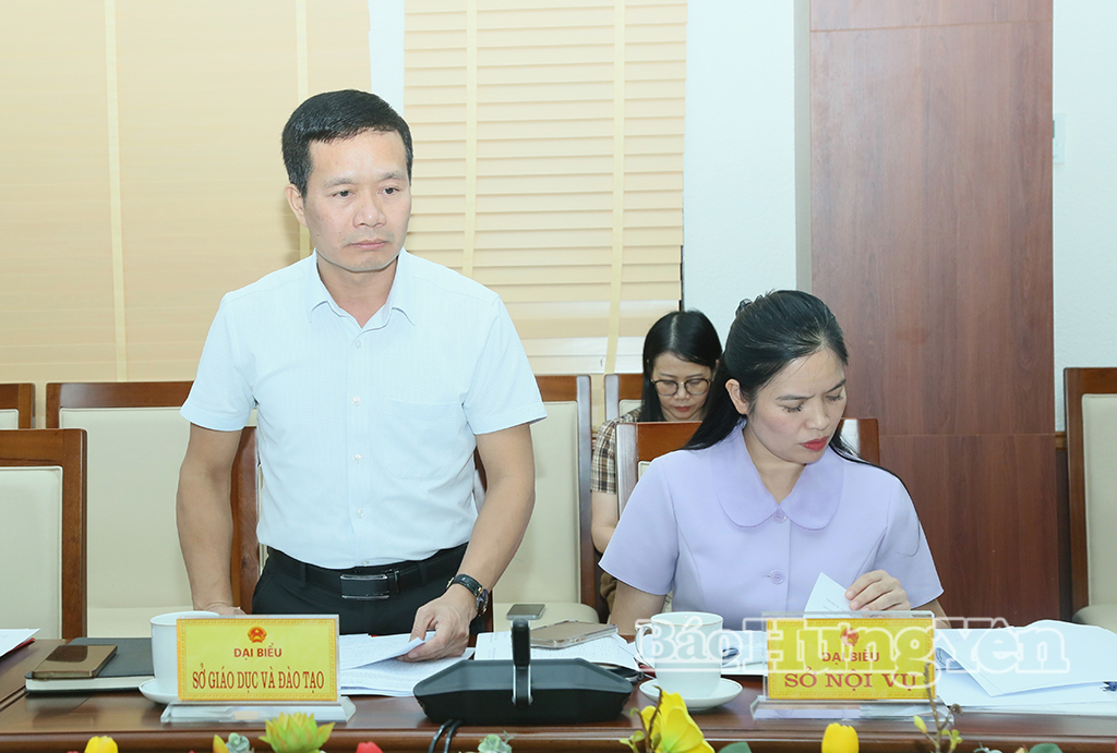 Đại diện lãnh đạo Sở Giáo dục và Đào tạo phát biểu tại cuộc họp. 