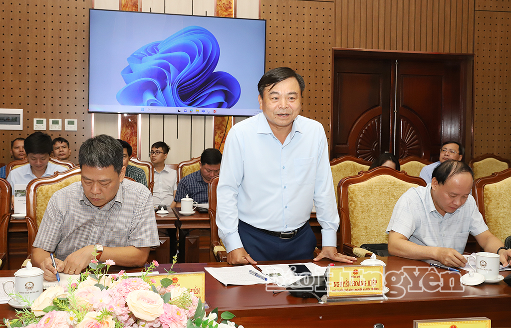Đồng chí Nguyễn Hoàng Hiệp, Thứ trưởng Bộ Nông nghiệp và Môi trường phát biểu tại buổi làm việc.