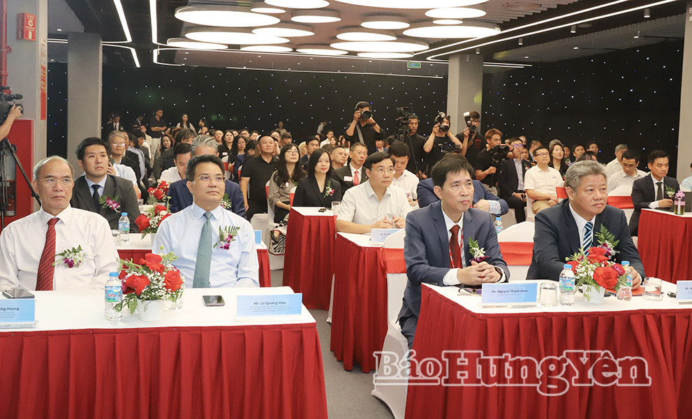 Các đại biểu dự lễ khánh thành.