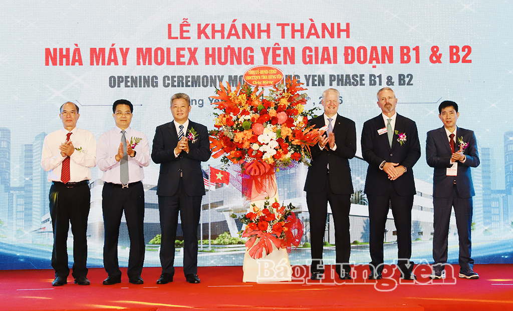 Đồng chí Nguyễn Mạnh Quyền, Phó Bí thư Tỉnh ủy, Chủ tịch UBND tỉnh và đồng chí Lê Quang Hòa, Ủy viên Ban Thường vụ Tỉnh ủy, Phó Chủ tịch UBND tỉnh tặng hoa chúc mừng Công ty TNHH Molex Việt Nam. 