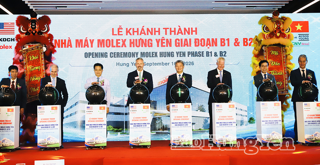 Các đại biểu thực hiện nghi thức khánh thành Nhà máy Molex Hưng Yên.