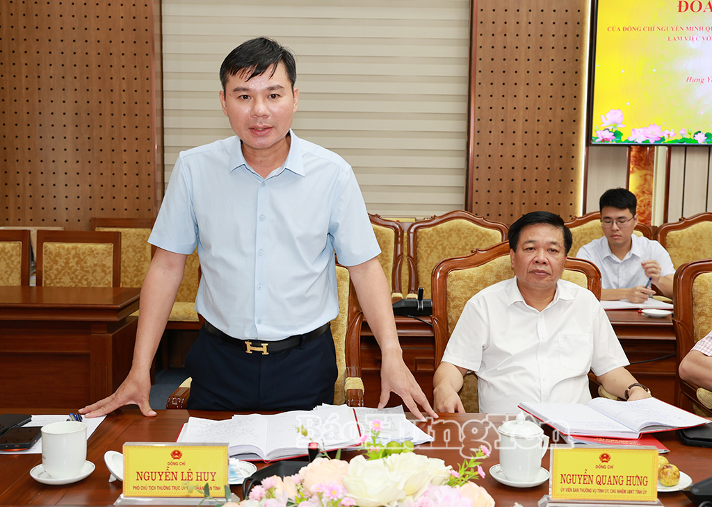 Đồng chí Nguyễn Lê Huy, Ủy viên Ban Thường vụ Tỉnh ủy, Phó Chủ tịch Thường trực UBND tỉnh phát biểu tại buổi làm việc.