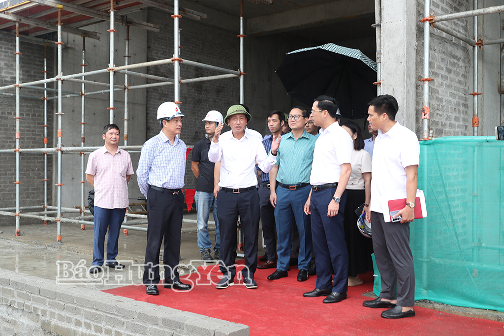 Đồng chí Phó Chủ tịch UBND tỉnh Nguyễn Hùng Nam kiểm tra tiến độ triển khai Dự án xây dựng nhà ở xã hội tại phường Thái Bình và phường Trần Hưng Đạo do Công ty TNHH Machino Phú Xuân làm chủ đầu tư.