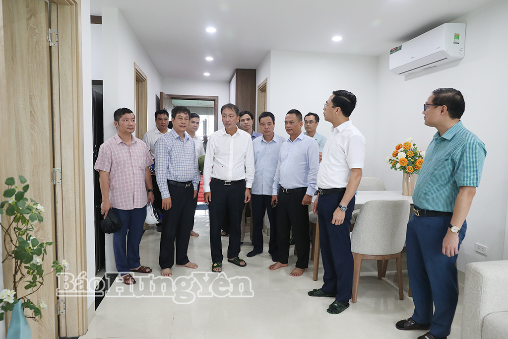 Đồng chí Phó Chủ tịch UBND tỉnh Nguyễn Hùng Nam tham quan căn hộ mẫu tại Dự án nhà ở xã hội do Công ty TNHH Machino Phú Xuân làm chủ đầu tư.