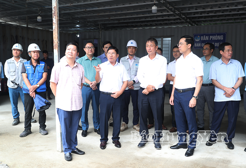 Đại diện lãnh đạo Công ty Cổ phần Damsan báo cáo tiến độ triển khai Dự án nhà ở xã hội Phú Xuân với đoàn kiểm tra.