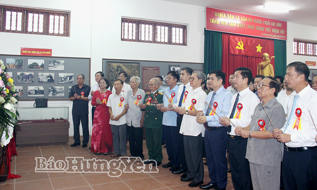 Các đại biểu dâng hương tưởng nhớ Chủ tịch Hồ Chí Minh tại Nhà lưu niệm Bác Hồ (xã Nghĩa Dân).