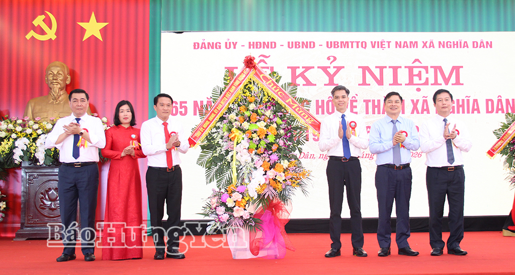 Các đồng chí lãnh đạo tỉnh tặng hoa chúc mừng Đảng bộ, chính quyền và Nhân dân xã Nghĩa Dân.