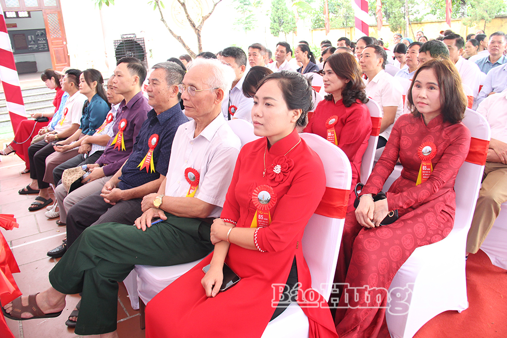 Đông đảo cán bộ, đảng viên và Nhân dân dự kỷ niệm 65 năm ngày Bác Hồ về thăm xã Nghĩa Dân.