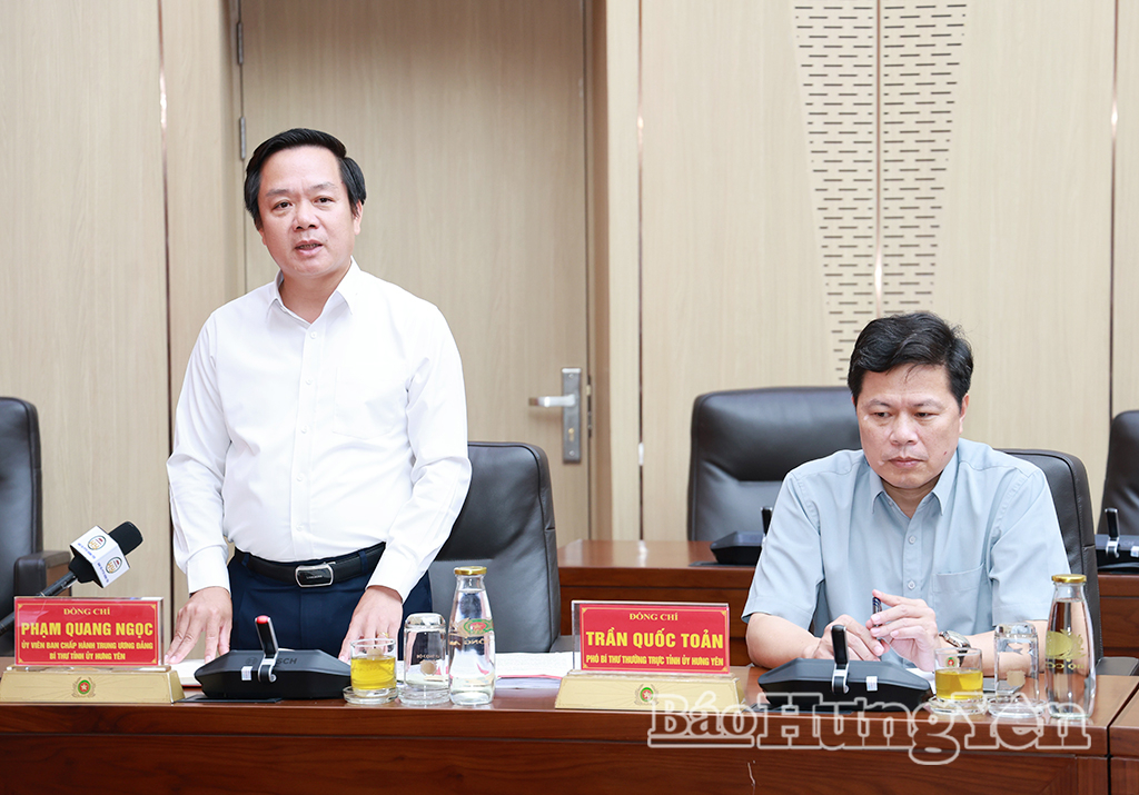 Đồng chí Phạm Quang Ngọc, Ủy viên Ban Chấp hành Trung ương Đảng, Bí thư Tỉnh ủy phát biểu tại hội nghị.