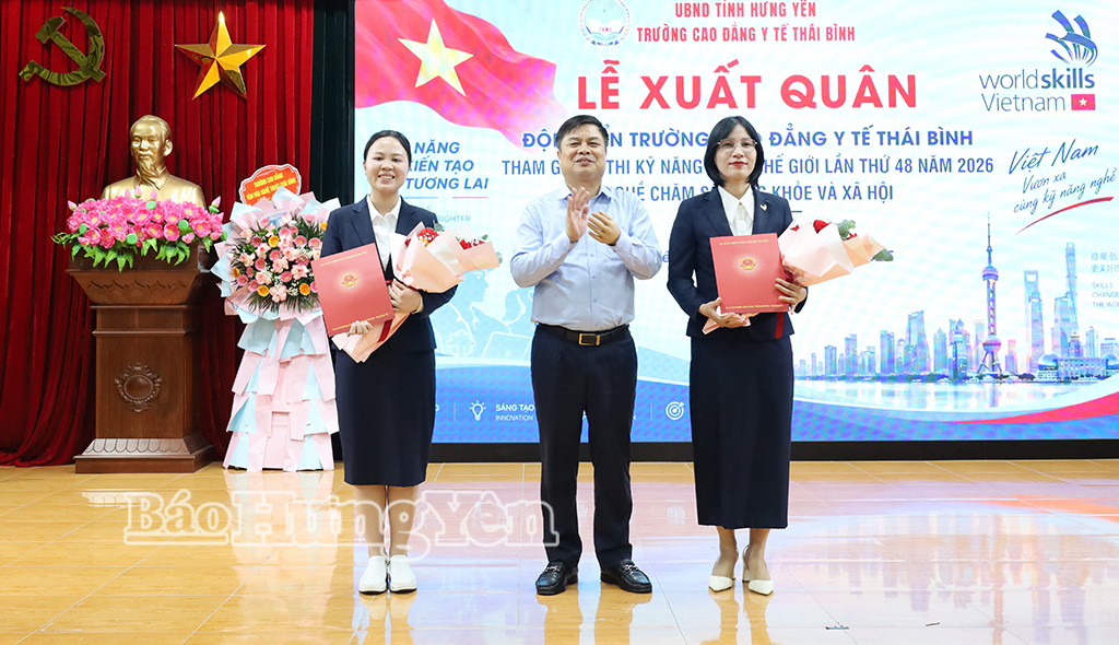 Đồng chí Phạm Văn Nghiêm, Phó Chủ tịch UBND tỉnh tới dự, động viên thí sinh tham dự kỳ thi và ban huấn luyện tại lễ xuất quân.