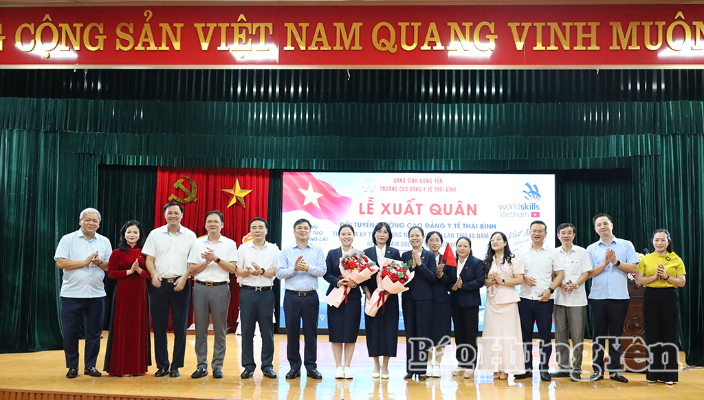 Đồng chí Phạm Văn Nghiêm, Phó Chủ tịch UBND tỉnh, lãnh đạo một số trường đại học, cao đẳng và ban huấn luyện, thí sinh chụp ảnh kỷ niệm tại lễ xuất quân.