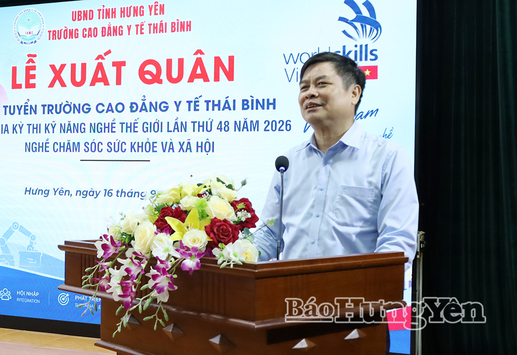 Đồng chí Phạm Văn Nghiêm, Phó Chủ tịch UBND tỉnh phát biểu tại lễ xuất quân.