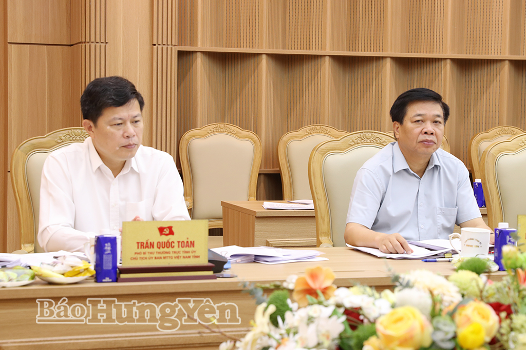 Đồng chí Trần Quốc Toản, Phó Bí thư Thường trực Tỉnh ủy, Chủ tịch Ủy ban MTTQ Việt Nam tỉnh và đại biểu dự cuộc họp.