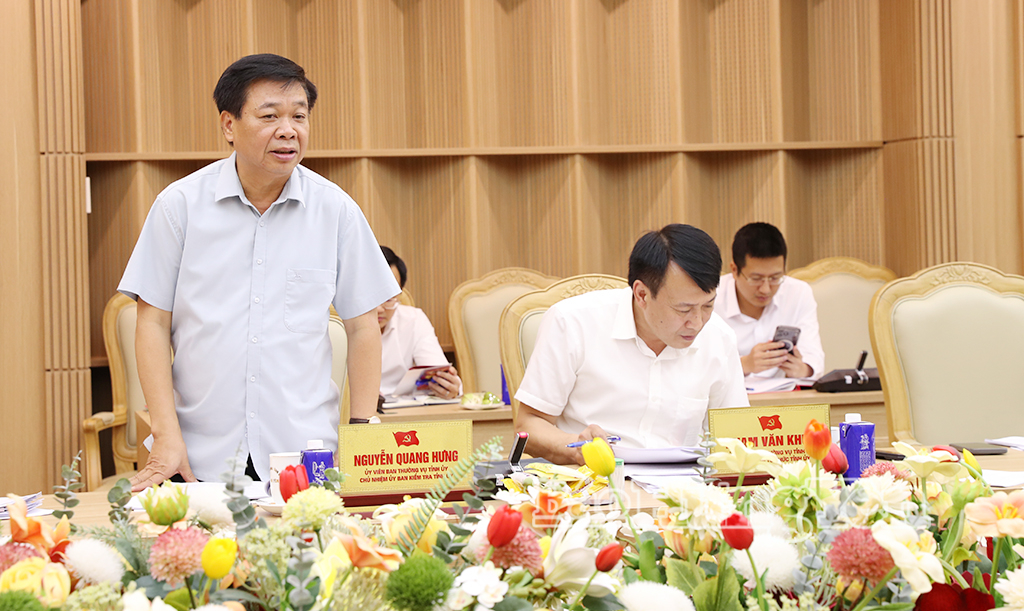 Đồng chí Nguyễn Quang Hưng, Ủy viên Ban Thường vụ Tỉnh ủy, Chủ nhiệm Ủy ban Kiểm tra Tỉnh ủy phát biểu tại cuộc họp.