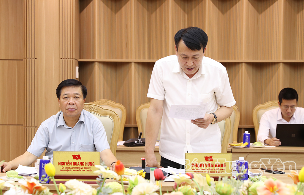 Đồng chí Phạm Văn Khuê, Ủy viên Ban Thường vụ Tỉnh ủy, Trưởng ban Tổ chức Tỉnh ủy báo cáo nội dung tại cuộc họp.