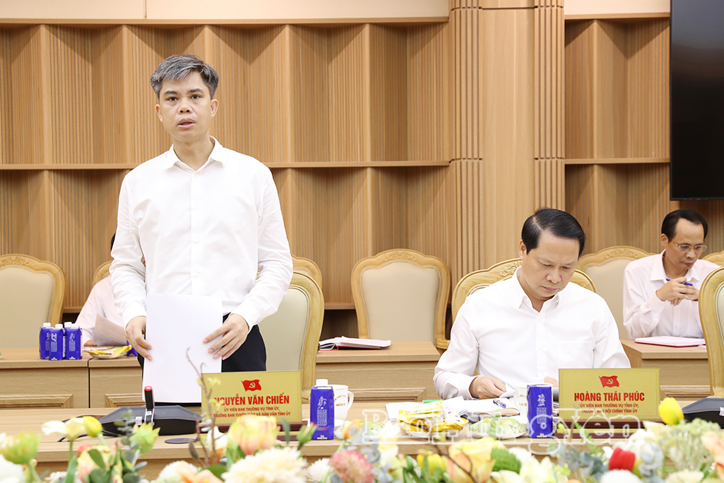Đồng chí Nguyễn Văn Chiến, Ủy viên Ban Thường vụ Tỉnh ủy, Trưởng ban Tuyên giáo và Dân vận Tỉnh ủy báo cáo nội dung tại cuộc họp.