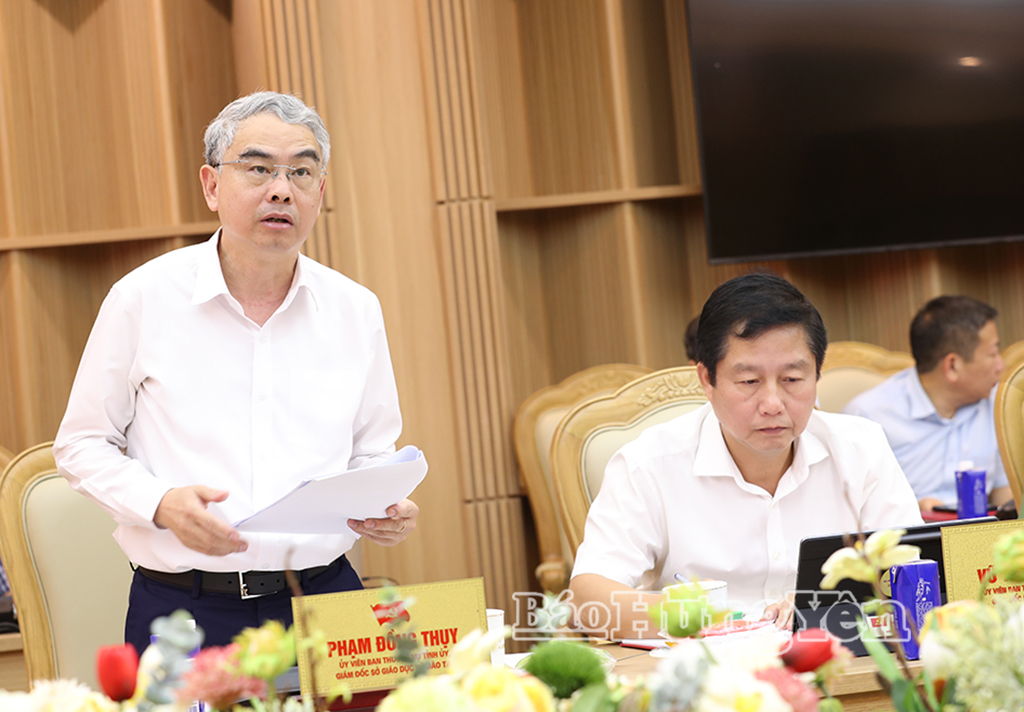 Đồng chí Phạm Đồng Thụy, Ủy viên Ban Thường vụ Tỉnh ủy, Giám đốc Sở Giáo dục và Đào tạo báo cáo nội dung tại cuộc họp.