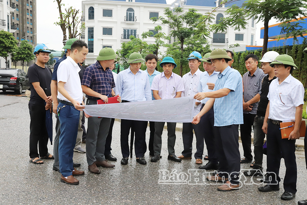 Đồng chí Lại Văn Hoàn, Phó Chủ tịch UBND tỉnh nghe báo cáo tiến độ triển khai Dự án cải tạo, nâng cấp ĐT.382 đoạn Km19+750-Km26+550 (từ giao với ĐT.382B đến giao với ĐT.378).