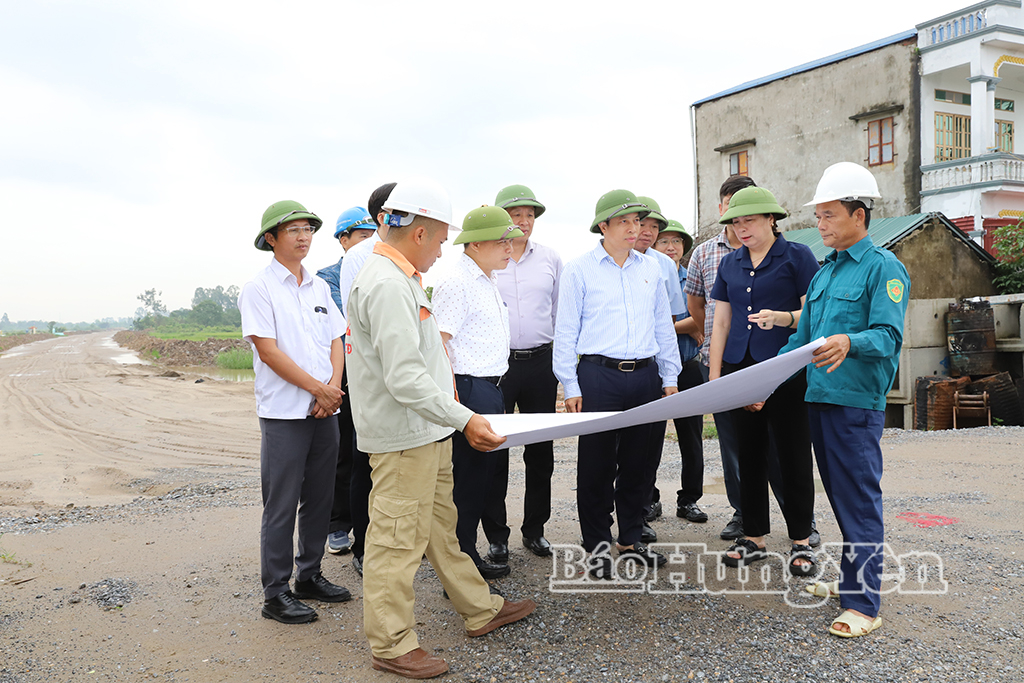Đồng chí Lại Văn Hoàn, Phó Chủ tịch UBND tỉnh nghe báo cáo tiến độ triển khai Dự án đầu tư xây dựng đường Vân Du - Phù Ủng (đoạn từ nút giao ĐT.376 đến ĐT.382).