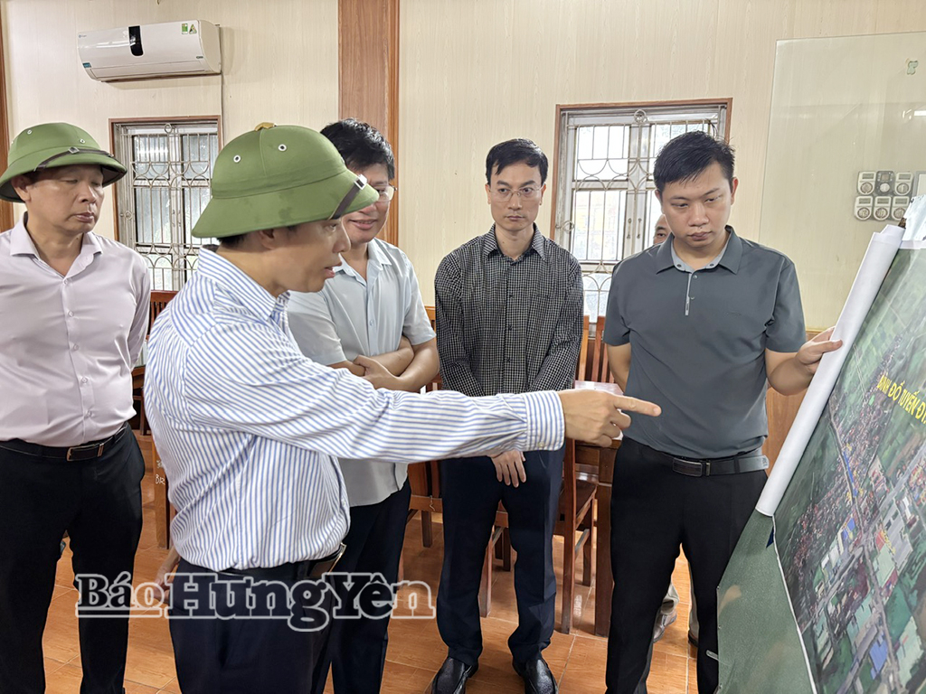 Đồng chí Lại Văn Hoàn, Phó Chủ tịch UBND tỉnh nghe báo cáo tiến độ triển khai Dự án xây dựng ĐT.377 (đường quy hoạch mới) đoạn từ điểm giao với ĐH.73 đến điểm giao với ĐT.376.